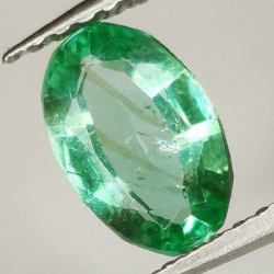 0,90 ct Esmeralda oval 7,87 x 5,15 x 3,10 mm