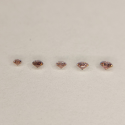 Diamante fancy rosa en talla redonda 1.3-1.9 mm