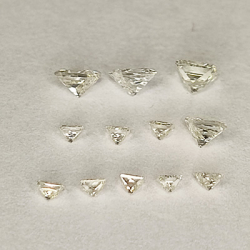 Fancy Yellow Fancy Diamond in princess cut 1.4-2.8 mm