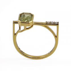 Bague en or blanc 18KT avec saphir jaune et diamant.