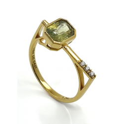 18KT white gold ring with yellow sapphire and diamond.