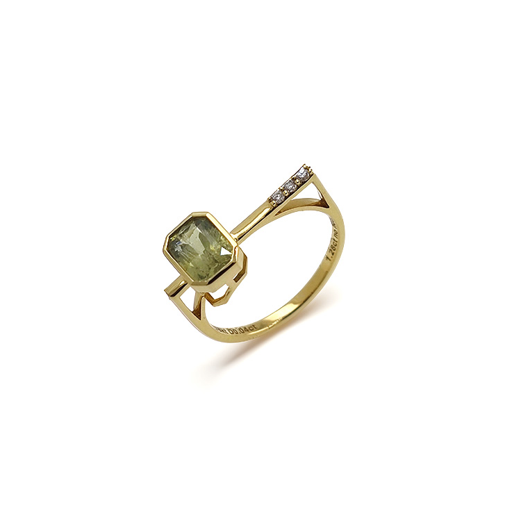 18KT white gold ring with yellow sapphire and diamond.