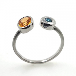 18KT white gold ring with Garnet Spessartite and blue diamond.