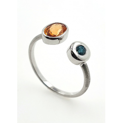 Bague en or blanc 18KT, grenat spessartite et diamant bleu.