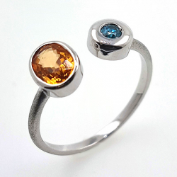 Anello in oro bianco 18KT con granato Spessartite e diamante blu.