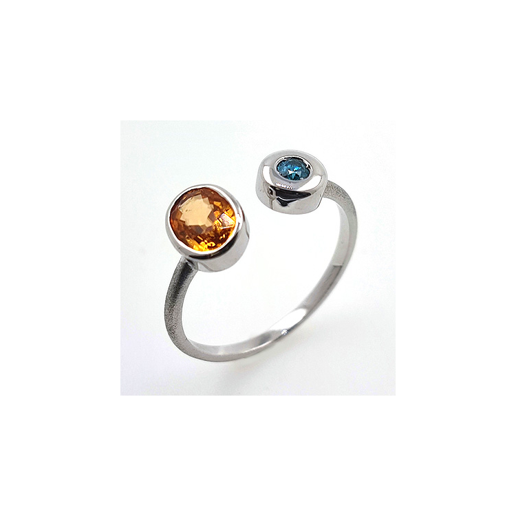 Ring aus 18KT Weißgold mit Granat, Spessartit und blauem Diamant.