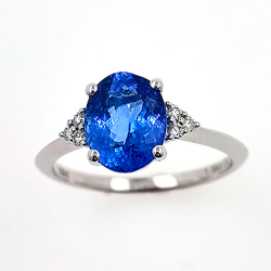18KT white gold ring with tanzanite and diamond.
