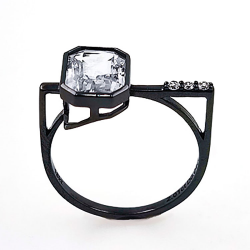 Ring aus 18 Kt Schwarzgold mit Saphiren und Diamanten.