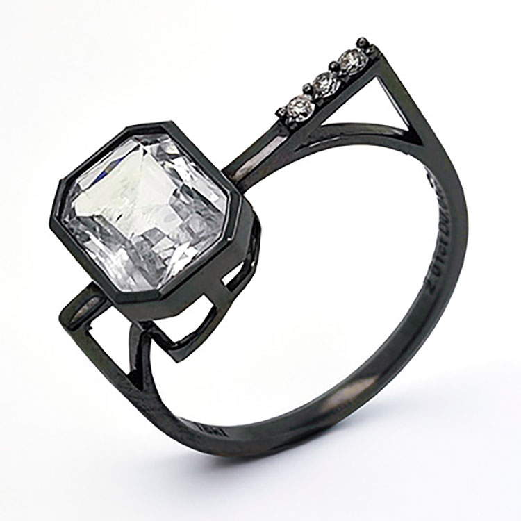 Ring aus 18 Kt Schwarzgold mit Saphiren und Diamanten.