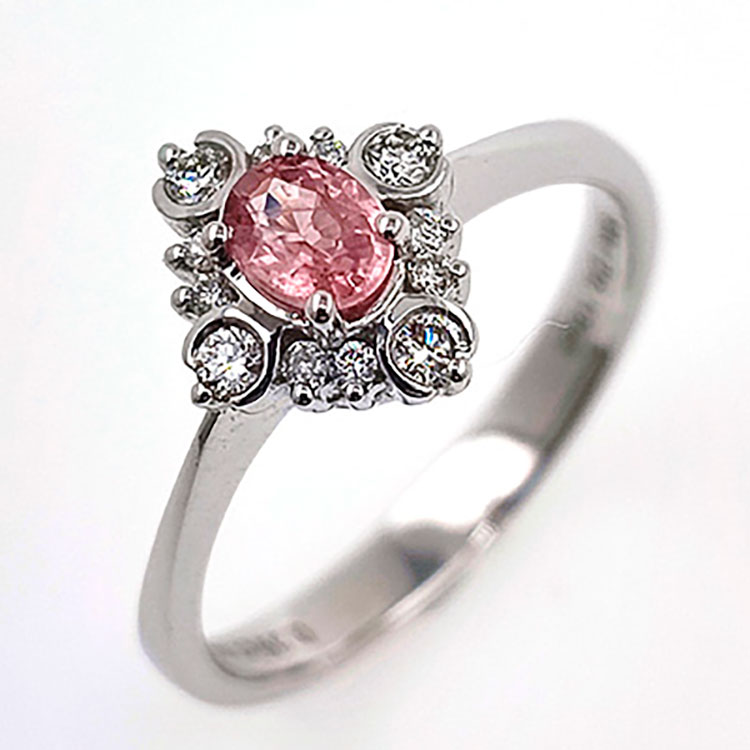 Anello in oro bianco 18KT con zaffiro padparadscha e diamante.