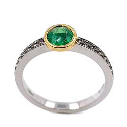 Tsavorit- und Diamantring aus Weißgold und 18-Karat-Gelbgold.