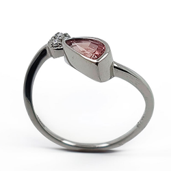 18KT Weißgold Padparadscha Saphir und Diamant-Ring.