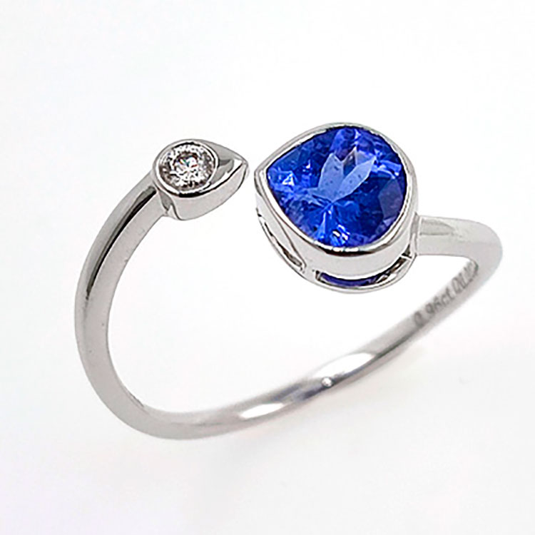 Ring aus 18KT Weißgold mit Tansanit und Diamant.