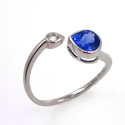 Ring aus 18KT Weißgold mit Tansanit und Diamant.