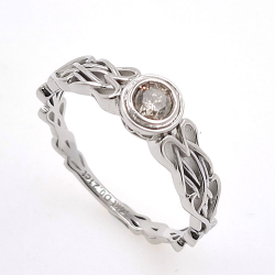 Diamond Ring in 14kt white gold Celtic Knot