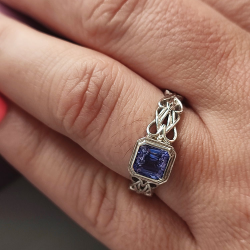 Bague en tanzanite en or blanc 9kt style nœud celtique