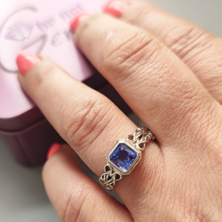 Tansanit-Ring aus 9kt Weißgold im Stil eines keltischen Knotens