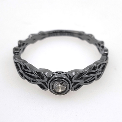Anillo de Diamante en oro amarillo  de 9 kt con baño de rodio negro en nudo celta