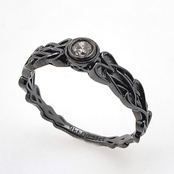 Diamond Ring in 9kt yellow gold with black rhodium plating in Celtic knot