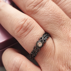 Anillo de Diamante en oro amarillo  de 9 kt con baño de rodio negro en nudo celta