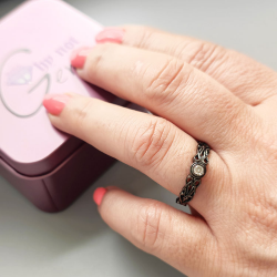 Anillo de Diamante en oro amarillo  de 9 kt con baño de rodio negro en nudo celta