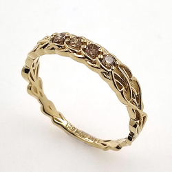 Anello con diamante e nodo celtico in oro giallo 14 carati