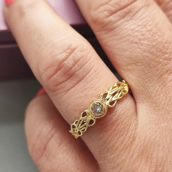 Anillo de Diamante en oro amarillo de 9 kt nudo celta