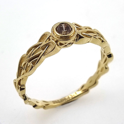 Diamantring aus 9kt Gelbgold Keltischer Knoten