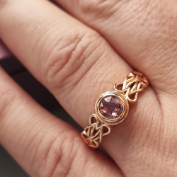 Unheated Padsparadcha Sapphire Ring in 18 kt rose gold Celtic knot
