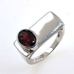 Edelsteinring aus 925er Sterlingsilber, vergoldet in Gelbgold, Roségold oder mit einer Rhodiumbeschichtung in Weiß.