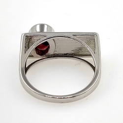 Edelsteinring aus 925er Sterlingsilber, vergoldet in Gelbgold, Roségold oder mit einer Rhodiumbeschichtung in Weiß.