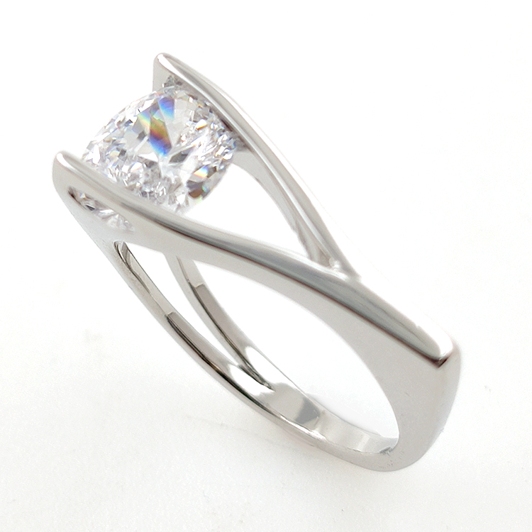 Anello con pietre preziose in argento 925 placcato in oro giallo, oro rosa o rodio bianco.
