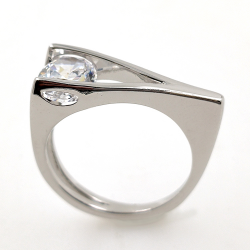 Anello con pietre preziose in argento 925 placcato in oro giallo, oro rosa o rodio bianco.