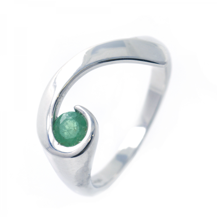 Edelsteinring aus 925er Sterlingsilber mit weißer Rhodiumbeschichtung.