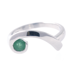 Anello con pietre preziose in argento 925 placcato in rodio bianco.