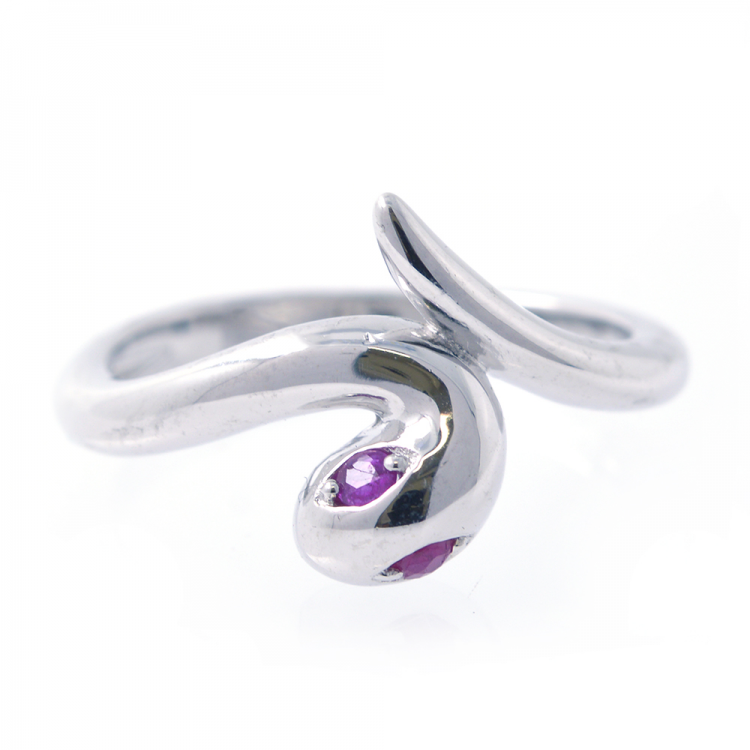 Anello a forma di serpente con smeraldo o rubino in argento 925 placcato in rodio bianco.