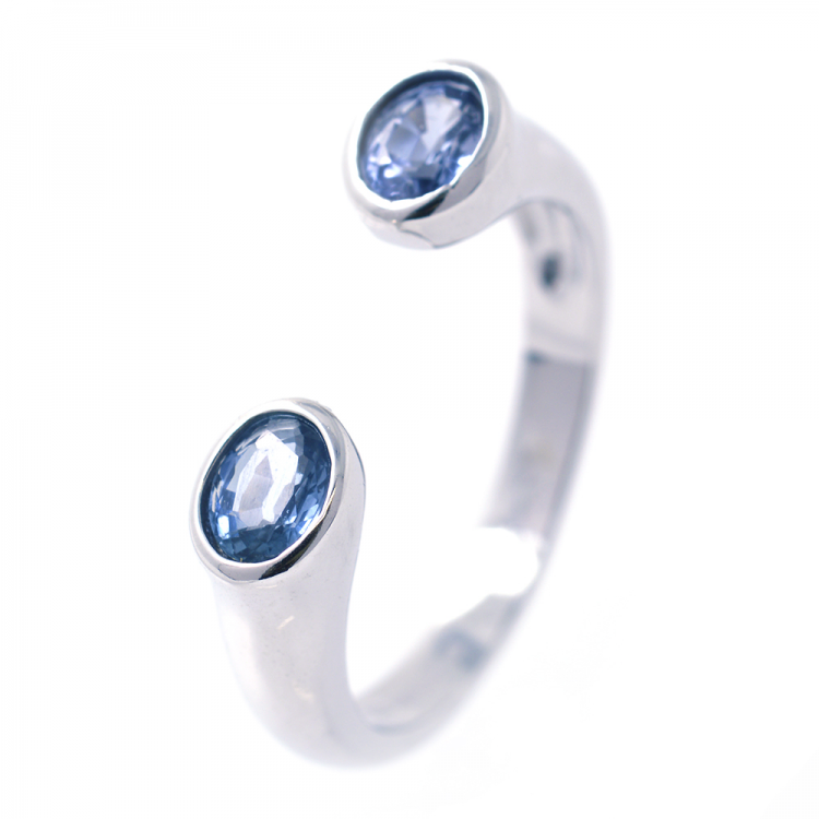 Saphir- oder Aquamarinring aus 925er Feinsilber mit weißer oder schwarzer Rhodiumbeschichtung.