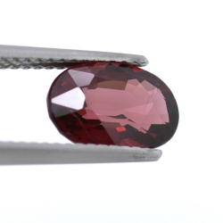 2,81 ct Rhodolite Garnet Oval Cut