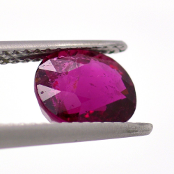 1,83 ct rosa Turmalin im Ovalschliff 7,85 x 6,71 mm